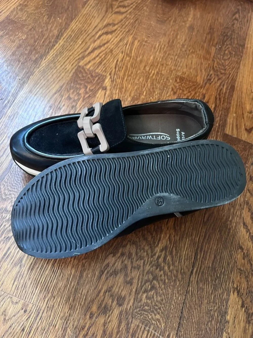 Gently USED SOFTWAVES women's cathy loafers in black taupe 9 - Picture 2 of 4